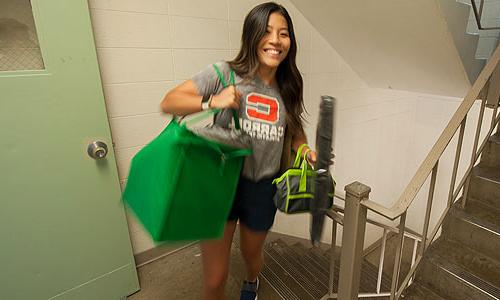 a 威尼斯游戏大厅 student carrying bags.